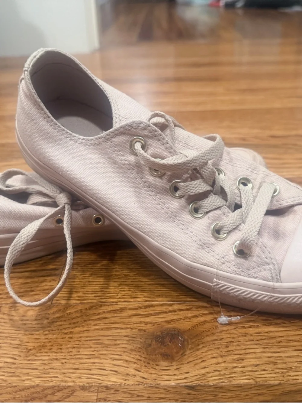 Women’s Low-Top Converse in Blush Pink with Gold Eyelets and Logo sz7